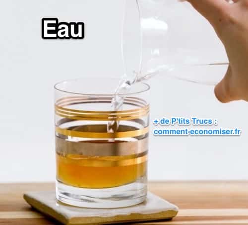 Versez l'eau dans le verre