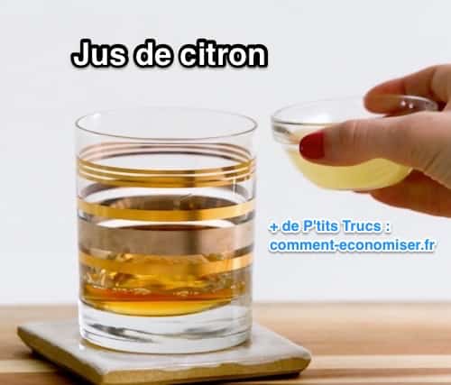 Versez jus de citron dans le verre