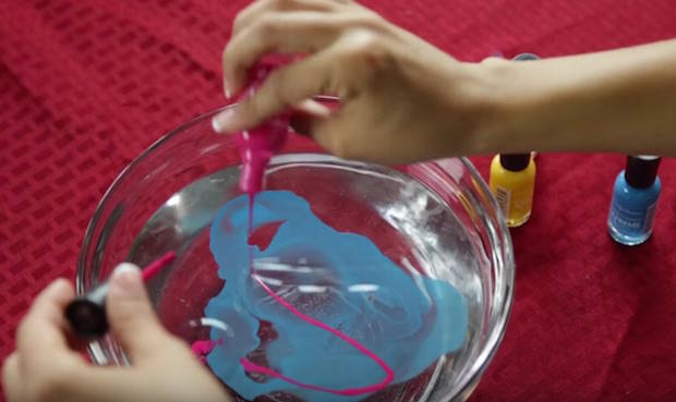 Versez vernis à ongles dans eau chaude