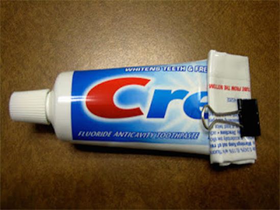Vider le tube à dentifrice avec pince