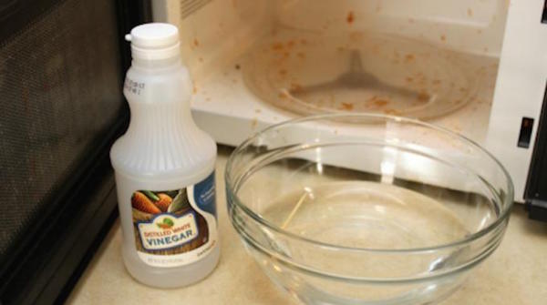 Comment nettoyer le micro-ondes avec du vinaigre blanc