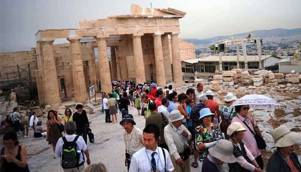 Visiter acropole à athènes avec plein de monde