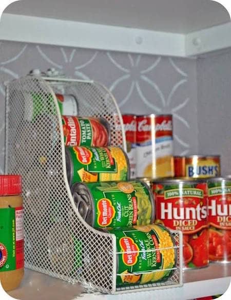 des boîtes de conserve rangées dans un porte revues