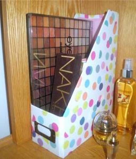 les palettes de maquillage sont rangé dans des porte-revues