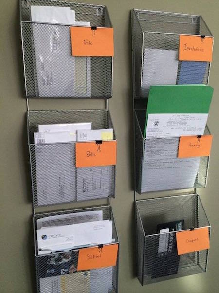 des portes revues accrochés au mur pour distribuer le courrier