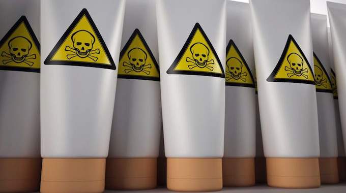 Ingrédients Toxiques Dans les Cosmétiques : Les 10 Produits Que Vous Ne Devez Plus Jamais Acheter.