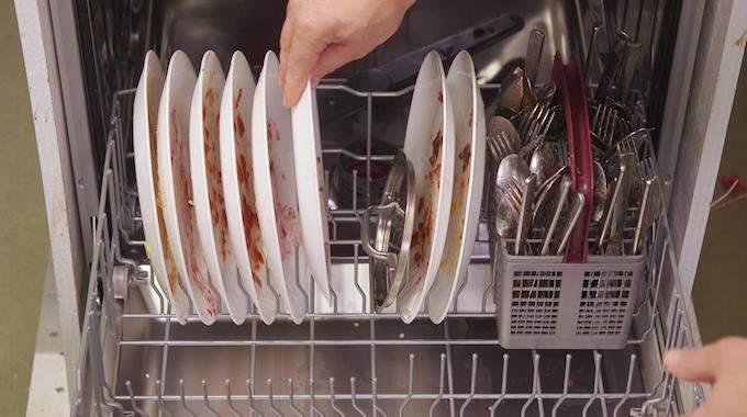 Faut-il Utiliser un Lave-vaisselle ou Faire la Vaisselle à la Main ?