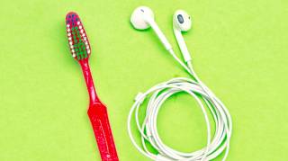 Comment faire pour nettoyer des écouteurs iPhone sales ? Regardez cette méthode facile et rapide ! 