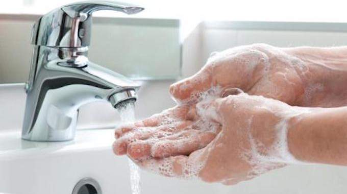 conomie eau chaude se laver les mains a leau froide.