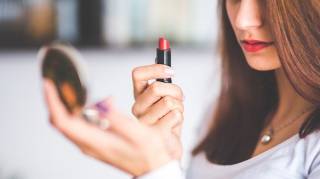 Comment Réparer votre Rouge à Lèvres Cassé en Moins de 2 Minutes ?
