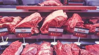 Faire les courses en achetant moins de viande.