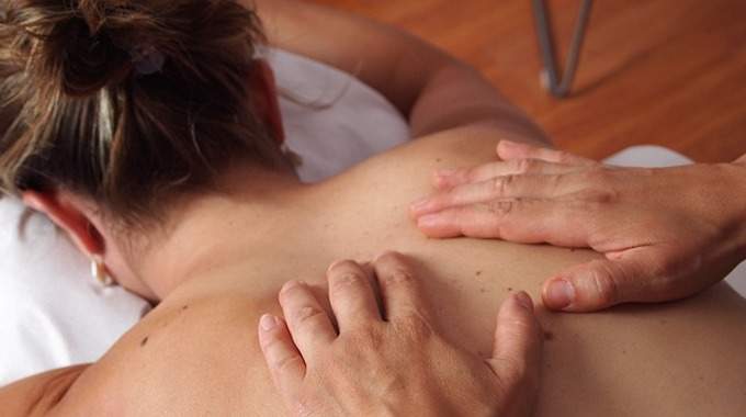 Quelles Huiles pour un Massage Relaxant et Sensuel ?