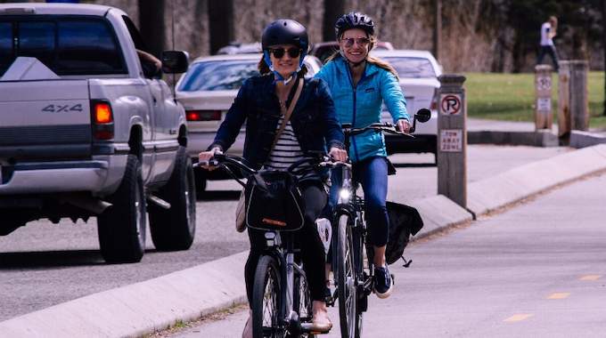 Rouler à vélo plutôt qu'en voiture en ville pour gagner du temps.