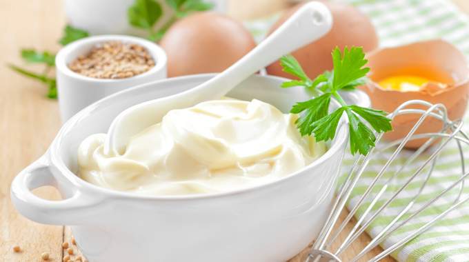 Comment faire une mayonnaise allégée ? Notre recette facile.