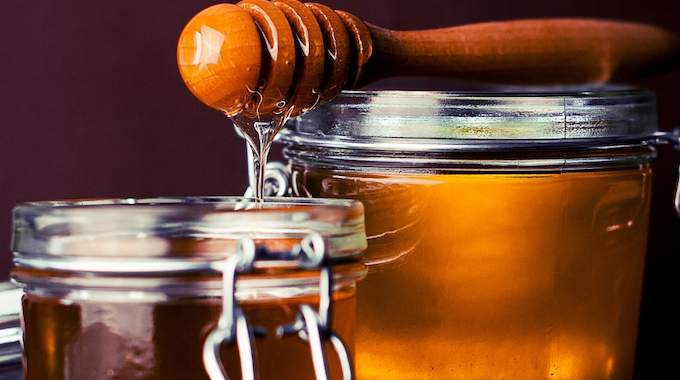 Comment se servir du miel sans en mettre partout sur la table ?
