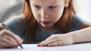 Petite fille qui écrit : Aider son Enfant à Mieux Écrire sans Rien Dépenser : mes Trucs d'Instit.