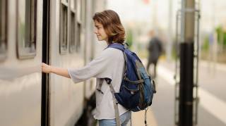 Prendre le train au lieu de l'avion pour voyager malin.