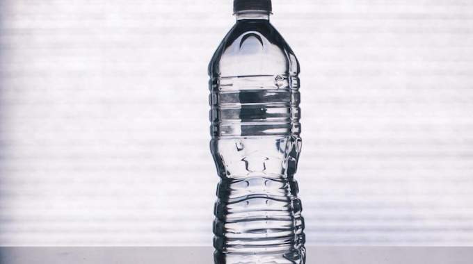 Une bouteille d'eau pas chère et pratique.