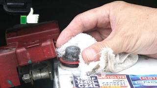 nettoyer les cosses de batterie de voiture