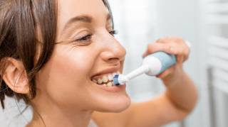 Se passer d'une brosse à dents électrique pour économiser de l'argent