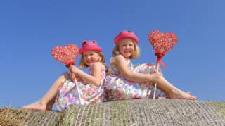Elever des Jumeaux : 4 Trucs pour vous Aider