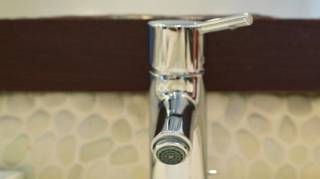 Un mousseur de robinet pour économiser de l'eau à la maison
