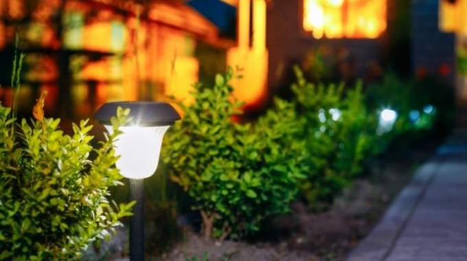 Une Lanterne Solaire de Jardin pour Consommer Moins d'Électricité.
