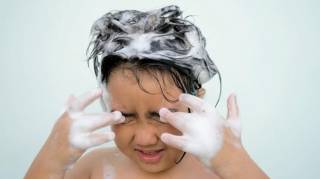 L'Astuce De Génie Pour Éviter Le Shampoing Dans Les Yeux Des Enfants