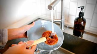 Faut-il Laver la Vaisselle à l'Eau Froide ou Chaude 