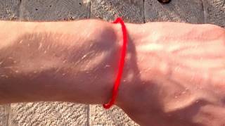 Quelle est la Signification du Bracelet Rouge Autour du Poignet 