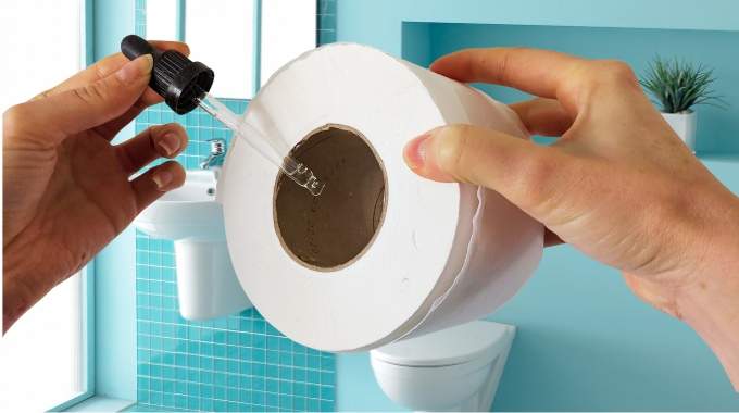 Mouiller le Papier Toilette : Une Solution au Plus Grand Souci de la Salle de Bain.
