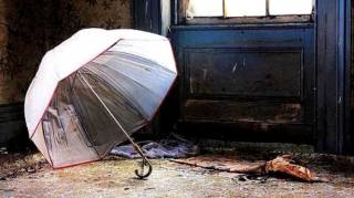 Pourquoi Ouvrir un Parapluie dans une Maison Porte Malheur