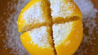 Un Peu de Sel sur un Citron Coupé 10 Bienfaits de Cette Astuce Méconnue