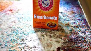 Comment Nettoyer son Tapis Avec du Bicarbonate de Soude