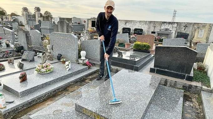 Il Nettoie et Fleurit les Tombes d’Inconnus à la Place des Familles Qui Ne Peuvent Plus le Faire.