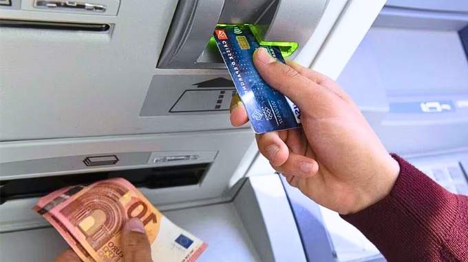 Voici le Geste à Faire à Chaque Fois Avant d'Insérer votre Carte Bancaire dans un Distributeur.