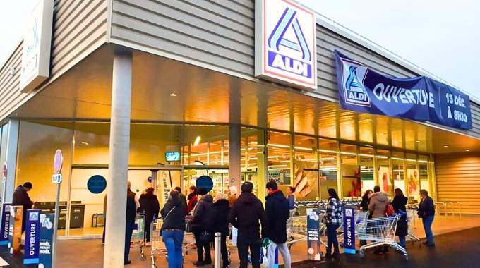 Aldi Fait Désormais Payer l'Entrée de ses Magasins et Provoque la Colère de ses Clients.