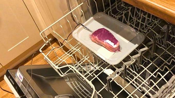 Mieux que le Barbecue, la Cuisson du Steak au Lave-Vaisselle Promet une Cuisson Parfaite.
