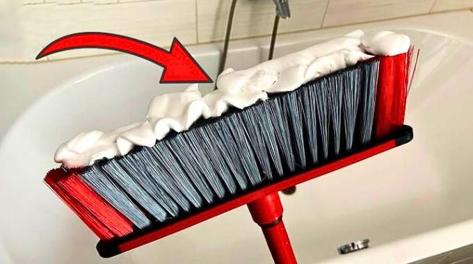 La Mousse à Raser sur le Balai : un Secret Que Peu de Gens Connaissent.