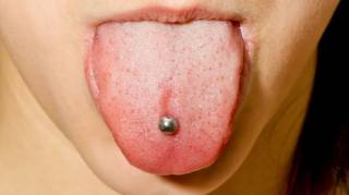 La Plupart des Gens Ignorent la Signification d'un Piercing sur la Langue