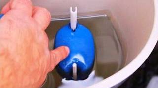 L’Eau Coule en Continu dans vos Toilettes  L'Astuce pour Résoudre le Problème Sans Dépenser un Centime