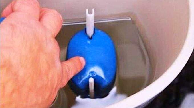 L’Eau Coule en Continu dans vos Toilettes ? L'Astuce pour Résoudre le Problème Sans Dépenser un Centime.