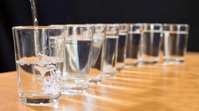 Les Médecins Recommandent de Boire 8 Verres d’Eau par Jour : Voici Pourquoi.