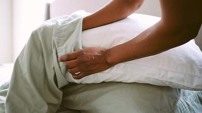 Les Taies d'Oreiller Ne Doivent Pas Être Changées tous les Mois : un Expert Donne le Moment Exact.