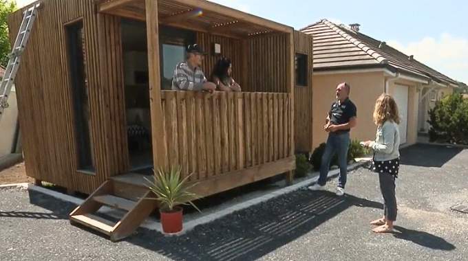 Pour Éviter la Maison de Retraite, Il Installe son Père de 83 ans dans un Studio de Jardin à Côté de Chez Lui.