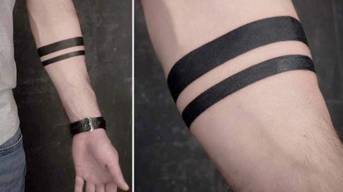 Que Signifie le Tatouage Minimaliste à Bandes Noires sur l'Avant-Bras ?