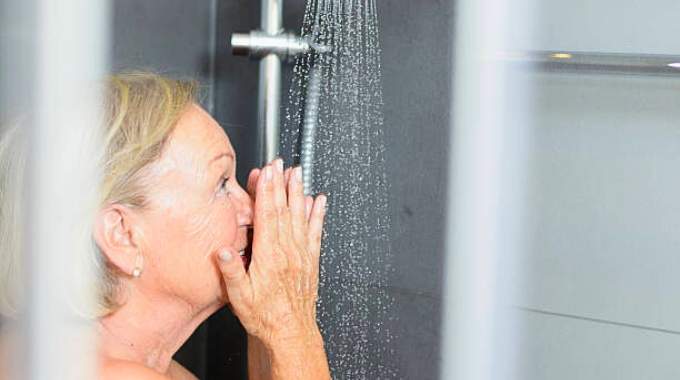 Voici la Fréquence Idéale des Douches Après 65 ans (et Pourquoi Trop se Laver Peut Être Risqué).