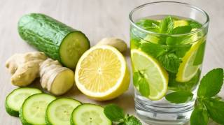 9 Raisons Pour Lesquelles Vous Devriez Boire une Boisson au Concombre Gingembre Menthe Citron et Eau Chaque Jour