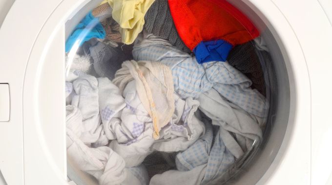 Combien de Temps Peut-on Laisser le Linge Mouillé dans la Machine Avant de le Relaver ?
