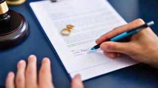 Divorce : il Paie 160 000 € d'Indemnités à son Ex-Femme pour "Compensation du Travail Domestique et Corvées Ménagères"